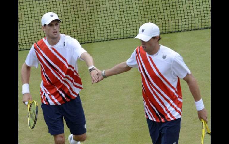 Los hermanos Bryan esperan en la final al ganador de Ferrer-López contra Tsonga-Llodra. EFE  /