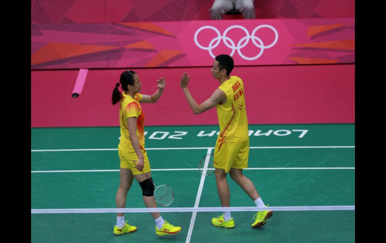 La pareja se felicita tras un punto ganado. XINHUA  /