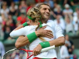 Los alemanes festejan abrazandose al final del partido. AFP  /