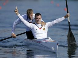 Peter Kretschmer y Kurt Kuschela de Alemania celebran el triunfo. XINHUA  /