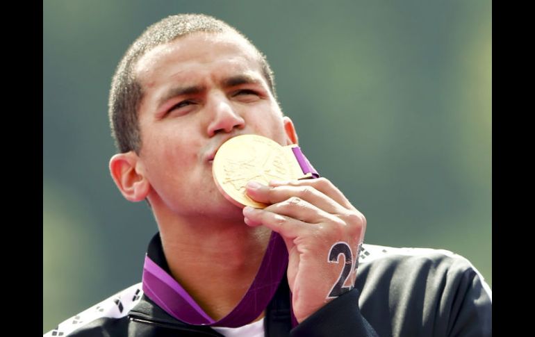 Oussama Mellouli festeja su medalla dorada en la maratón de la natación olímpica. REUTERS  /