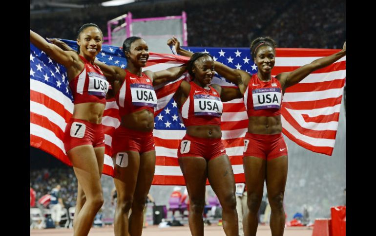 Las atletas (I-D) Allyson Felix, Carmelita Jeter, Bianca Knight y Tianna Madison celebran luego de ganar el oro en relevos 4x100. EFE  /