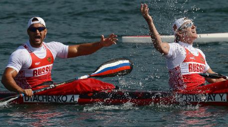 Alexander Dyachenko (i) y Yury Postrigay (d), festejan el triunfo en Eton Dorney, sede del canotaje. AP  /