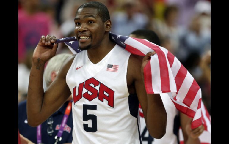 Durant celebra el oro logrado ante España en la gran final. AP  /