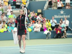 Agradecimiento. Kim Clijsters saluda al público reunido en la tribuna, que le brindó un aplauso tras el partido. EFE  /