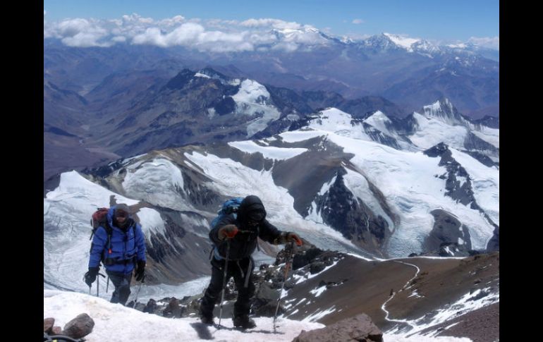 Montañistas suben a la cima del Aconcagua, el mayor pico del continente americano. ARCHIVO  /