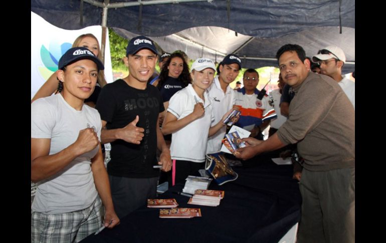 Los boxeadores de la cartelera dieron autografos en un presentación. NTX  /