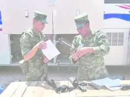 CONTRA EL NARCO. Militares revisan lo asegurado durante los operativos. ESPECIAL  /