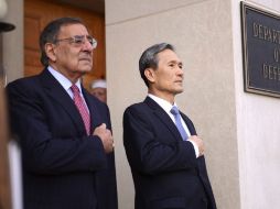 Leon Panetta (i), y el ministro de Defensa de Corea del Sur, Kim Kwan Jin, durante una rueda de prensa en el Pentágono. EFE  /
