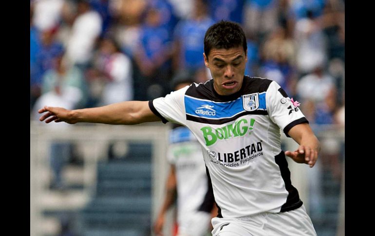 El mediocampista Gonzalo Pineda, de los Gallos del Querétaro. MEXSPORT  /