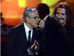 Caetano recibe el premio de manos de la cantante brasileña Sonia Braga. EFE  /