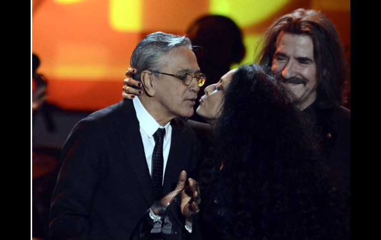 Caetano recibe el premio de manos de la cantante brasileña Sonia Braga. EFE  /