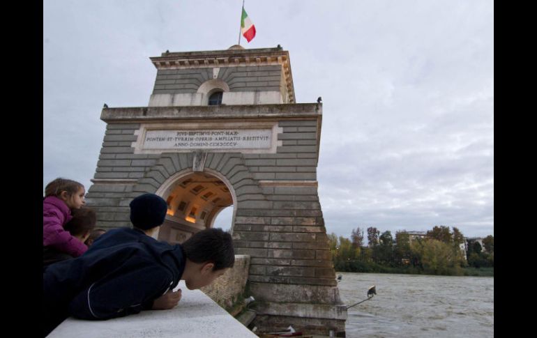 Los italianos disfrutan del Festival de Cine de Roma, que aglomera estrellas de cine de todo el mundo. EFE  /