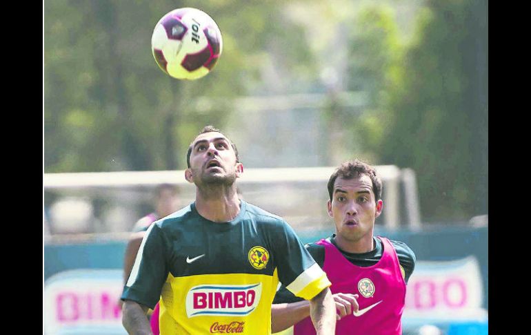 Coapa. Daniel Montenegro y el ahora lesionado Adrián Aldrete, durante el entrenamiento del lunes con las Águilas. MEXSPORT  /