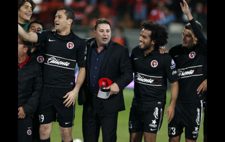 Joshua Abrego (2 de der a izq) celebra con el técnico Antonio Mohamed y sus compañeros de equipo. ARCHIVO  /