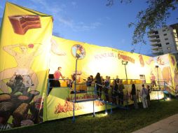 La obra Suggar & Gomorrah del artista Peter Anton, luce en el Biscayne Boulevard de Miami. EFE  /