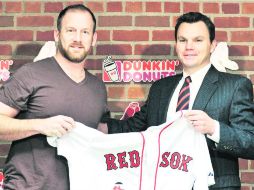 El nuevo. Ryan Dempster posa junto al gerente de los Medias Rojas, Ben Cherington, durante la presentación en Fenway Park. AP  /