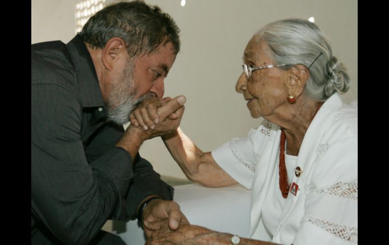 Luiz Inácio Lula da Silva saludando a Claudionor Viana Teles Velloso, conocida como ''doña Canó''. EFE  /