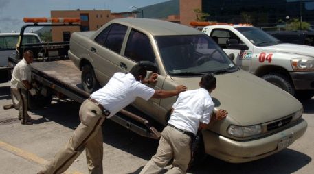 En 2012 se robaron en todo el país 73 mil 878 vehículos asegurados. ARCHIVO /