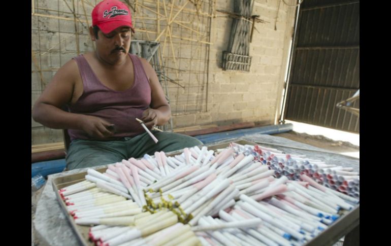 Elementos de la policía explicaron que el juego pirotécnico es utilizado con frecuencia en las fechas decembrinas. ARCHIVO /