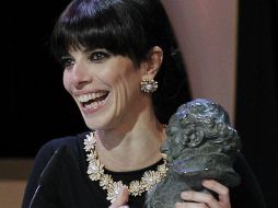 La actriz Maribel Verdú recibe el Goya a la mejor interpretación femenina protagonista, por su papel en ''Blancanieves''. EFE /