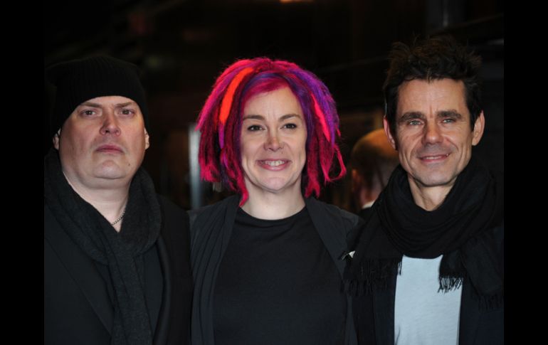 Andy y Lana (antes Larry) Wachowski con el productor Tom Tykwer en la premiere de Cloud Atlas en Londres. AFP /