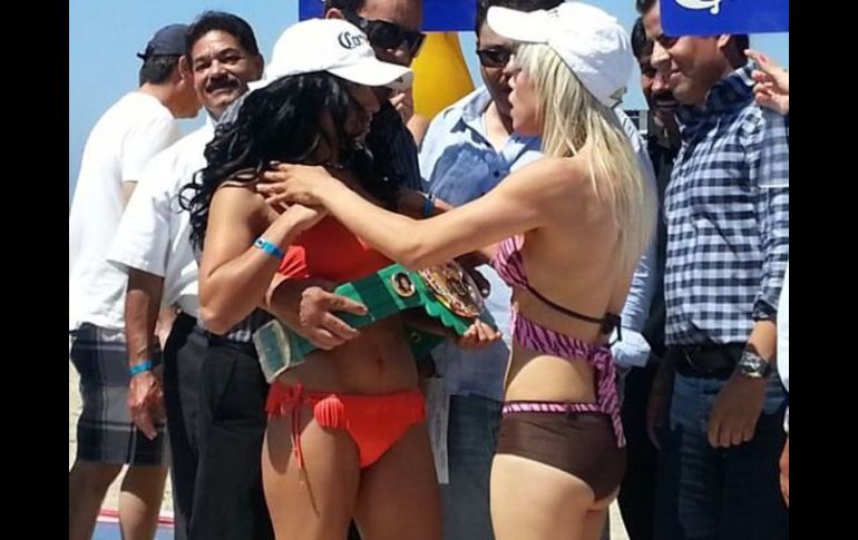 Los ánimos llegaron al límite en al ceremonia de pesaje entre 'Kika' Chávez y la 'Güerita' Sánchez. ESPECIAL /