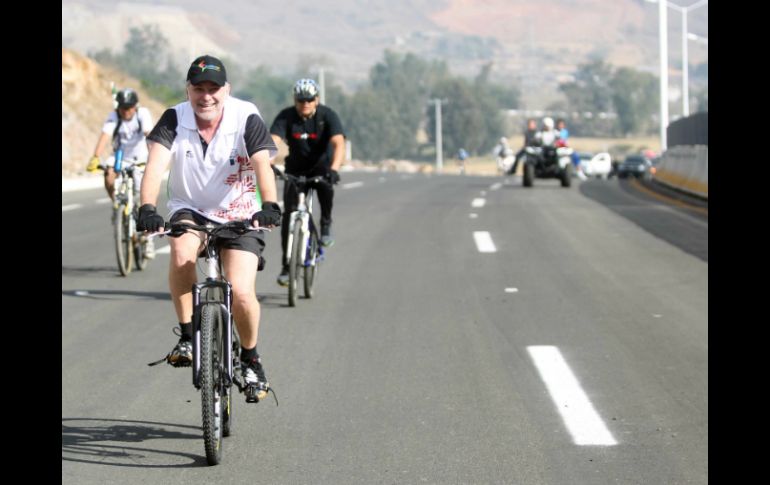 Emilio González Márquez supervisó el tramo en bicicleta y aseguró que se encuentra al 99 por ciento de su realización.  /