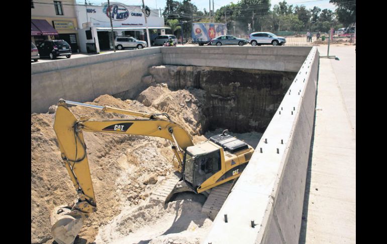 Otro retraso.  El paso a desnivel en Juan Palomar y Arias, al cruce con Inglaterra que debió concluir en enero. EL INFORMADOR /