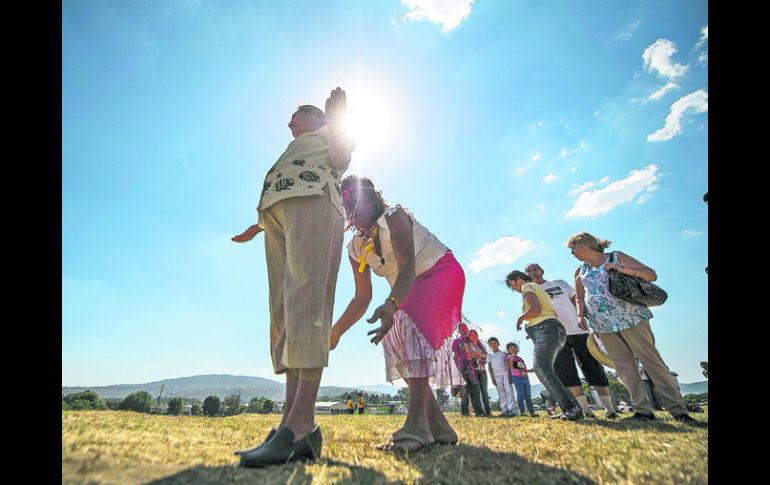 Renovados. Los visitantes que acuden al Ixtépete aprovechan el inicio de la primavera para eliminar males y cargarse de energía. EL INFORMADOR /