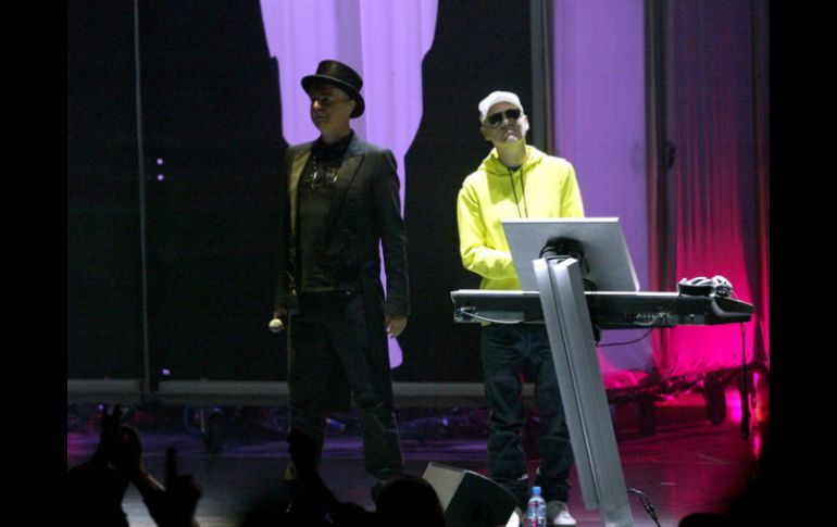 La banda británica Pet Shop Boys puso a bailar a los miles de visitantes a la Cumbre Tajín 2013.  /
