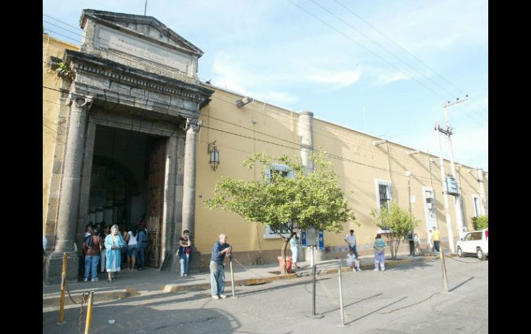 La mujer falleció en el Antiguo Hospital Civil Fray Antonio Alcalde. ARCHIVO /