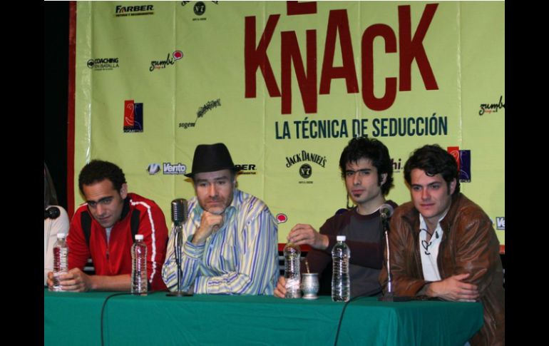 En teatro, Alfonso Dosal (d) tuvo una destacada actuación como ''Tolen'' en la obra ''El knack''. ARCHIVO /