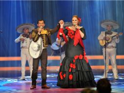 Alejandra Orozco (i) recibió un reconocimiento por el tema ''Solo un suspiro'', que canta a dueto con Óscar Cruz (d). ARCHIVO /