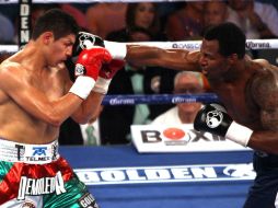 ''Sugar Mosley'' (d) regresa del retiro y vuelve a ser campeón. EFE /