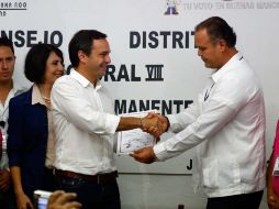 El presidente del Consejo Distrital Electoral VIII, José González Nolasco, entregó la constancia al ganador. NTX /