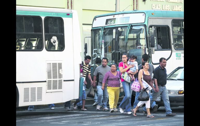 Operadores del transporte público esperan que con el modelo de ruta-empresa sus condiciones laborales mejoren. EL INFORMADOR /