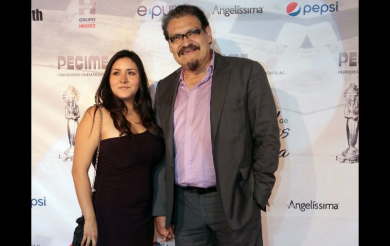 El actor Joaquín Cosio desfila por la alfombra roja de la XLII entrega de las Diosas de Plata. NTX /