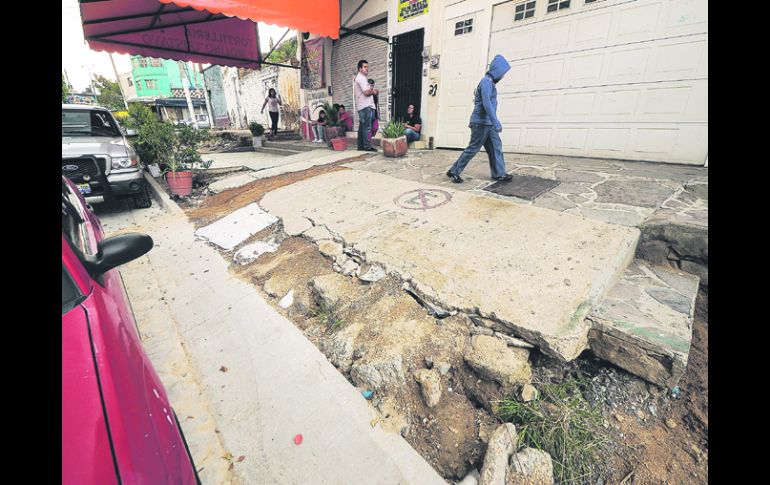 Calle José Palomar, en El Batán. Terminó la repavimentación, pero los obreros olvidaron arreglar las banquetas que abrieron. EL INFORMADOR /