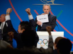 El belga Jacques Rogge muestra el veredícto de que Tokio sera la sede del 2020 ante el júbilo de la delegación nipona. AFP /