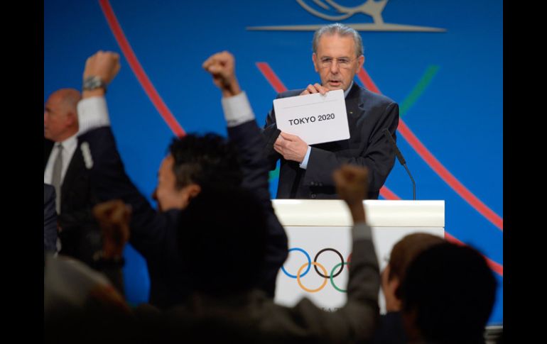 El belga Jacques Rogge muestra el veredícto de que Tokio sera la sede del 2020 ante el júbilo de la delegación nipona. AFP /