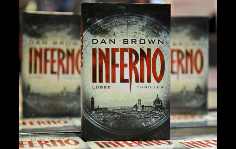 Ejemplares de la nueva novela del estadounidense Dan Brown, Inferno, se exponen en una librería en Berlín. ARCHIVO /