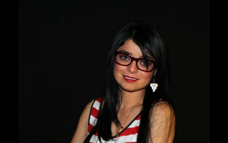 La actriz Violeta Isfel se divierte en escena junto con Omar, su pequeño hijo, quien le pide a voces un hermanito. ARCHIVO /