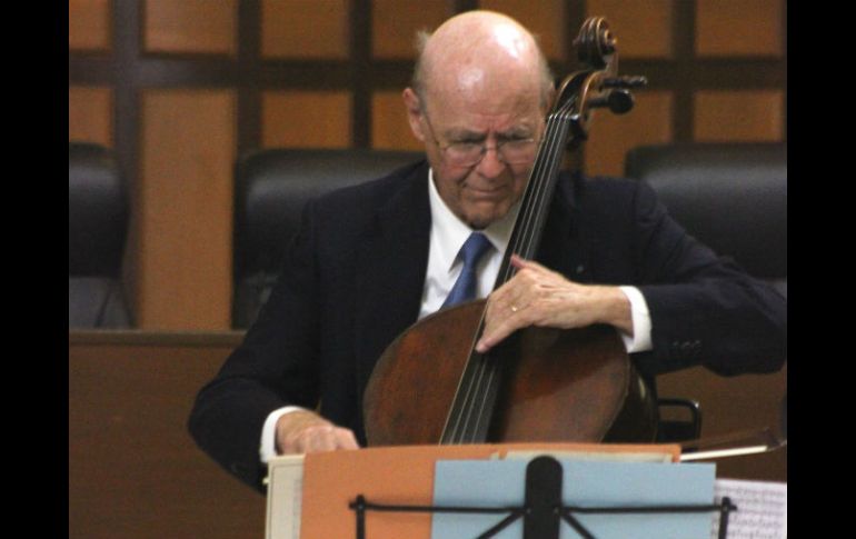 Los dedos del violonchelista recorrieron ágilmente las cuerdas y mástil de su instrumento para ejecutar la Sonata 40 de Shostakovich.  /