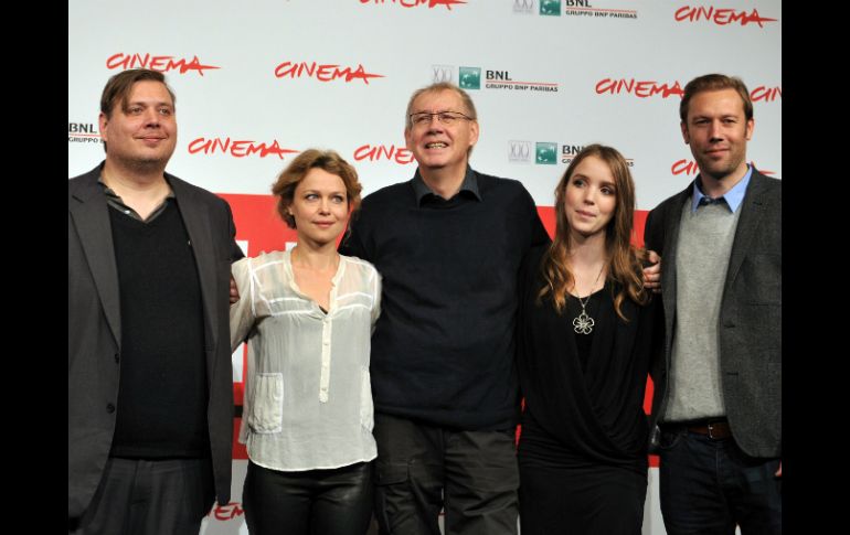 Los actores de ''Sorrow and joy'', último filme de Nils Malmros (c) durante el Festival Internacional de Cine de Roma. AFP /