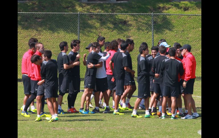 Los futbolistas dijeron adiós a José Luis con un abrazo y le desearon buena suerte.  /