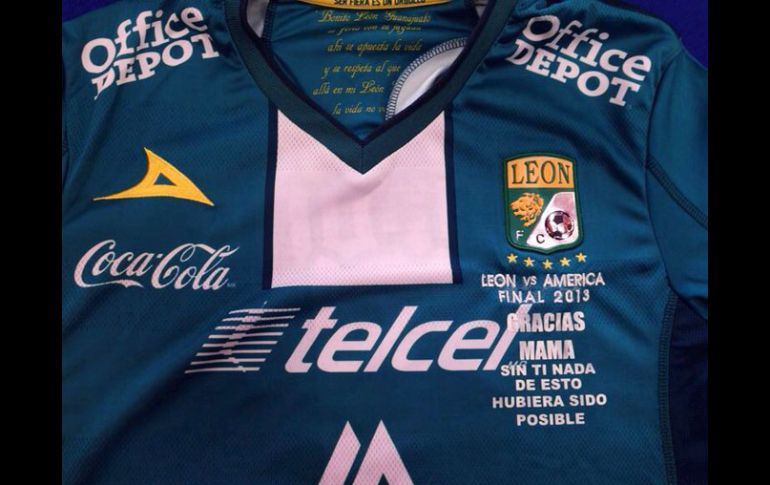 Imagen de la playera que González mando hacer a su madre en agradeciemiento en la final. ESPECIAL /