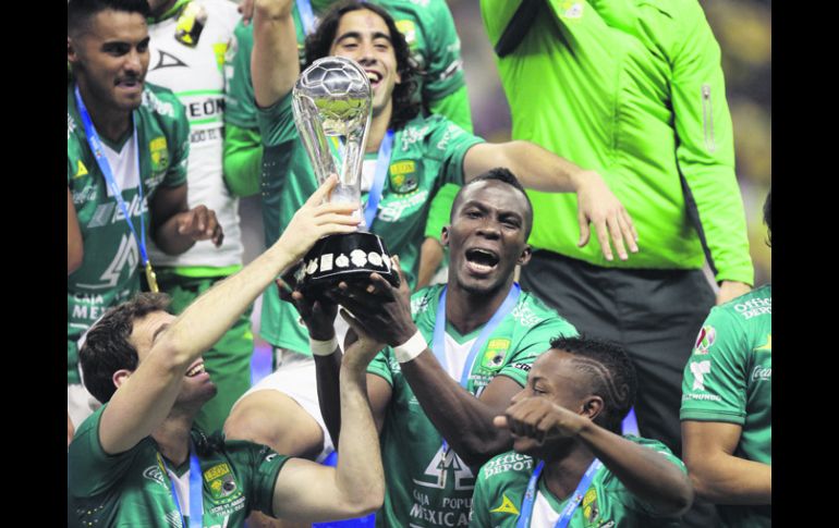 Los Panzas Verdes celebran la victoria y el título del Apertura 2013 de la Liga MX. EFE /