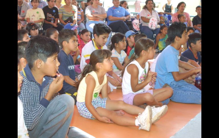 Los asistentes rieron con el divertido cuento 'A pedir de boca' de Berta Von Glumer. ARCHIVO /