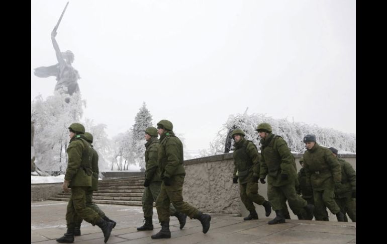 Policías patrullan los alrededores de la estatua de la Madre Patria en Volgogrado. EFE /